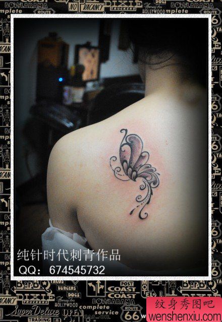 女生肩背小巧流行的蝴蝶纹身图案