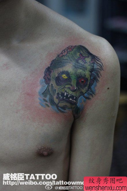 男性肩膀处另类超酷的僵尸纹身图案