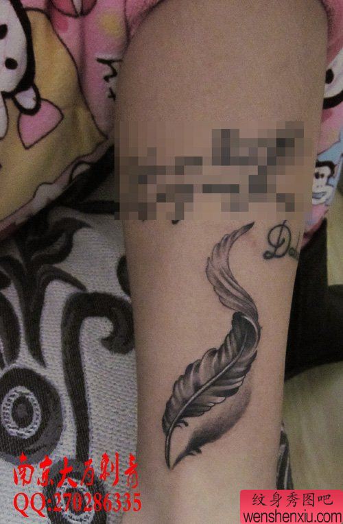 女生腿部唯美的黑灰羽毛纹身图案