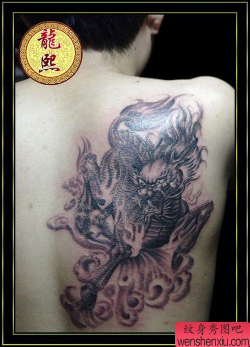 男生后背霸气流行的麒麟纹身图案