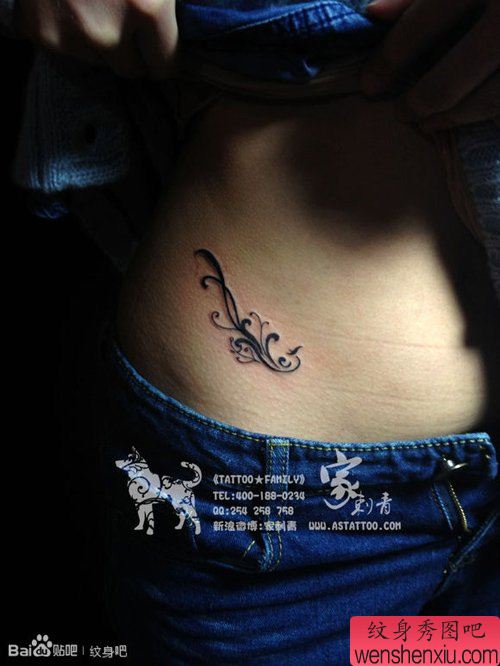 女生腹部小巧的图腾凤凰纹身图案
