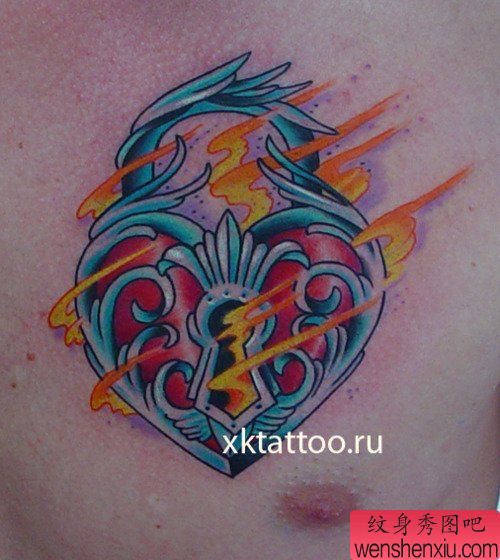 男性前胸精美的爱心锁纹身图案