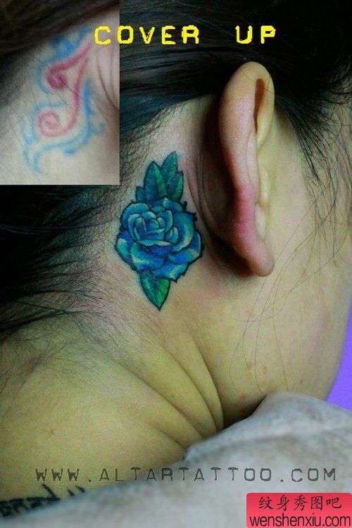 女生耳部小巧漂亮的彩色玫瑰花纹身图案