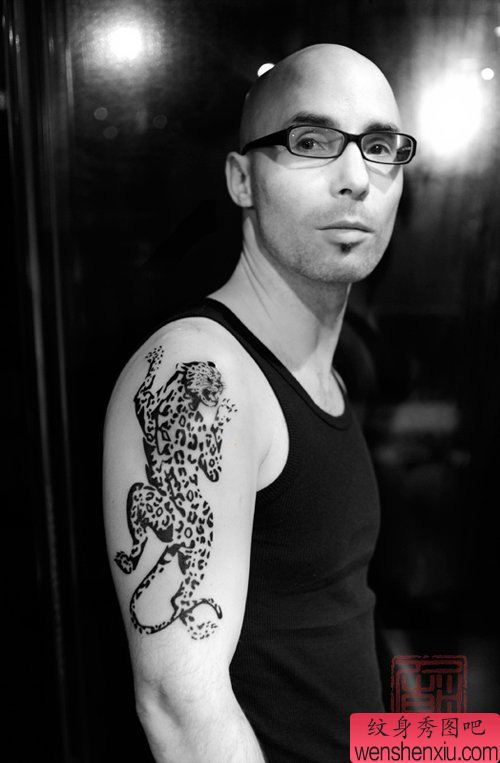 男性手臂帅气的图腾豹子纹身图案