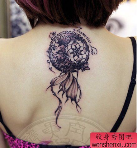 女生后背唯美流行的捕梦网纹身图案