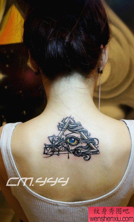 女生后背流行经典的蜘蛛与眼睛纹身图案