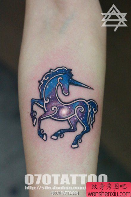 女生手臂漂亮的星空独角兽纹身图案