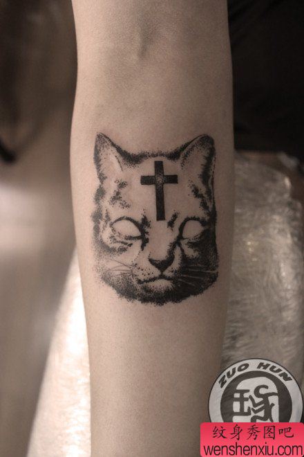 手臂凶恶超酷的猫咪纹身图案