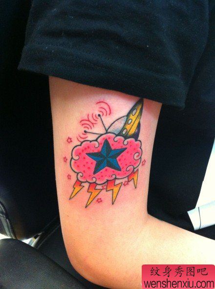 手臂流行精美的五芒星闪电与小飞船纹身图案