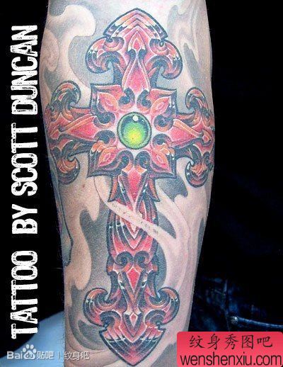 手臂经典好看的十字架纹身图案