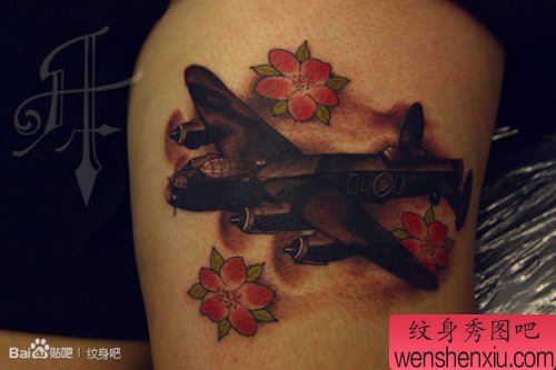 腿部超帅的一幅飞机纹身图案