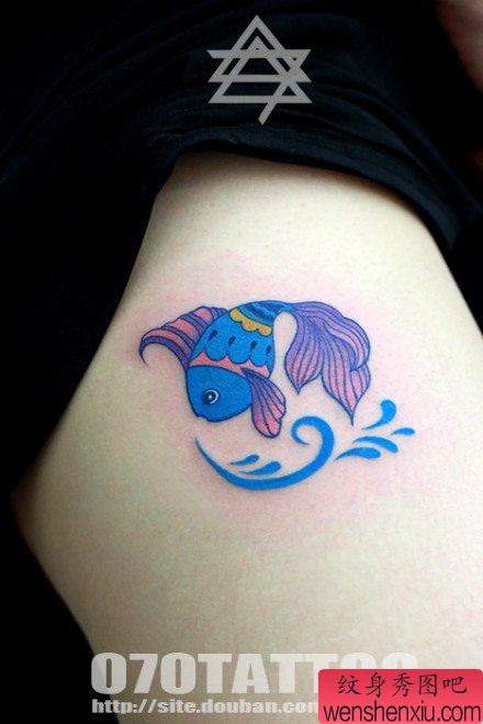 女生腿部小巧好看的小鱼纹身图案