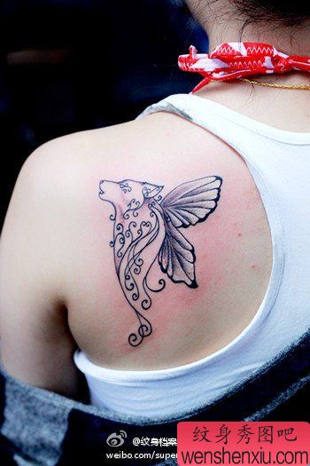 女生后背好看的狼头与蝴蝶翅膀纹身图案