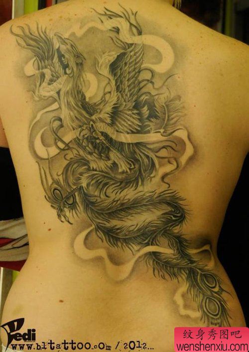 女性后背流行经典的凤凰纹身图案
