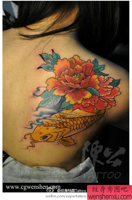女生后肩背漂亮的鲤鱼牡丹纹身图案