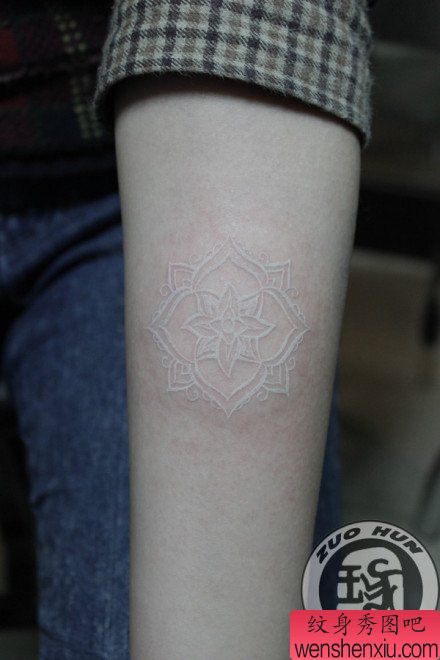 女生手臂小巧好看的白色花卉纹身图案