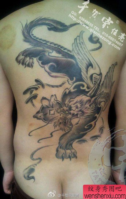 男性后背经典帅气的水墨貔貅纹身图案