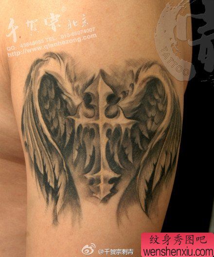 手臂唯美经典的黑灰十字架翅膀纹身图案
