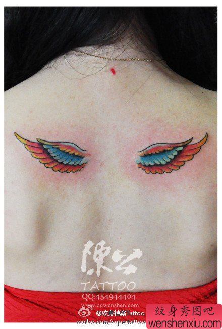 女生后背小巧漂亮的翅膀纹身图案
