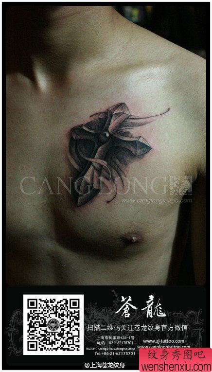 男性前胸简单又经典的十字架纹身图案