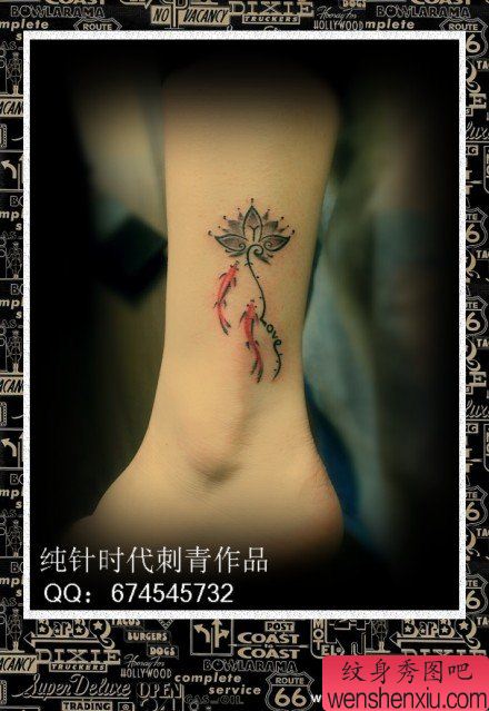 女生腿部小巧唯美的水墨鲤鱼与莲花纹身图案