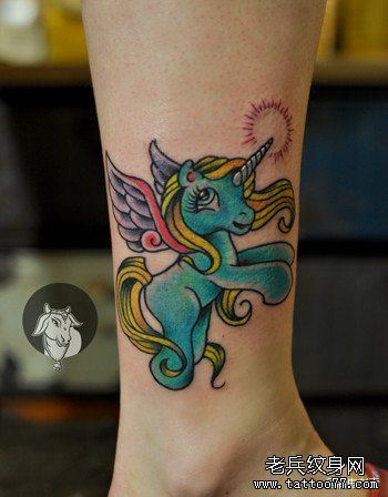 女生腿部流行小巧的独角兽纹身图案