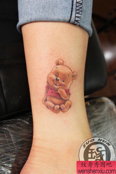 女生腿部可爱的卡通小熊纹身图案
