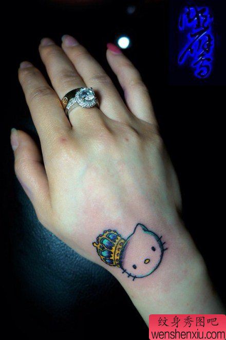 女生手腕可爱的猫咪与皇冠纹身图案
