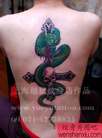 男生后背流行帅气的蛇与十字架纹身图案