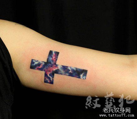 手臂内侧流行精美的十字架星空纹身图案