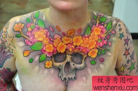 前胸简单好看的骷髅与花卉纹身图案
