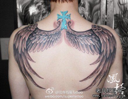 后背流行简单的天使翅膀纹身图案