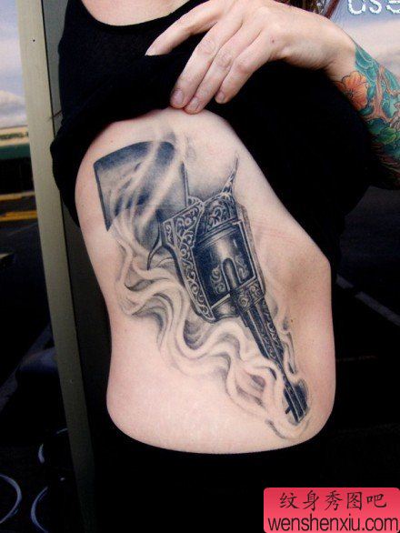 女生腰部经典帅气的手枪纹身图案