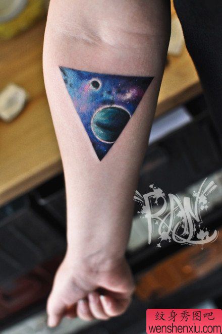 手臂漂亮流行的星空纹身图案