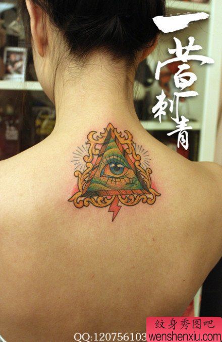 女生背部好看的彩色全知之眼纹身图案