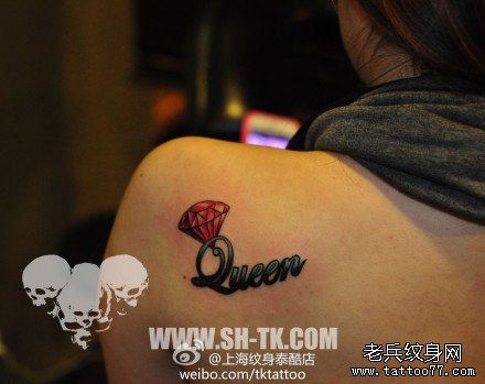 女生后背小巧时尚的钻石与花体字母纹身图案