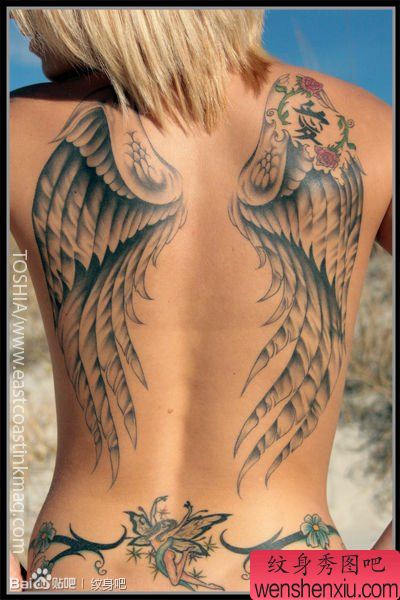 流行时尚的美女后背翅膀纹身图案
