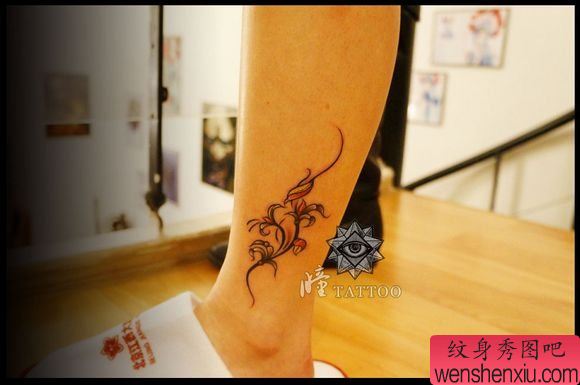 女生腿部流行清晰的藤蔓纹身图案