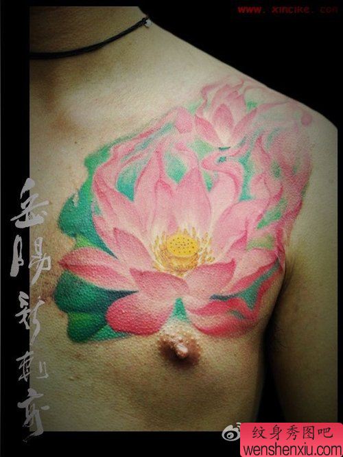 男性前胸唯美好看的粉色莲花纹身图案