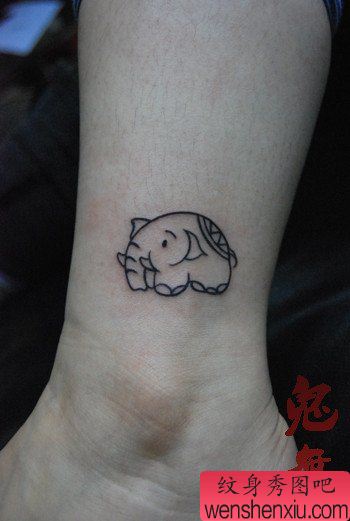 女生腿部可爱小巧的小象纹身图案
