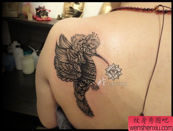 女生后背流行精美的蜂鸟纹身图案
