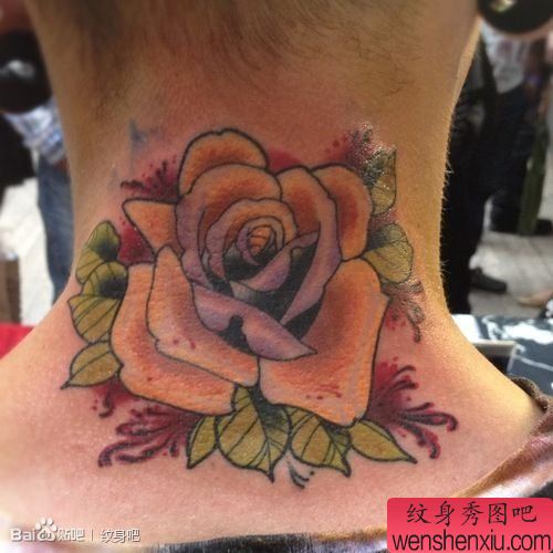 男生后脖子处精美的new school玫瑰花纹身图案
