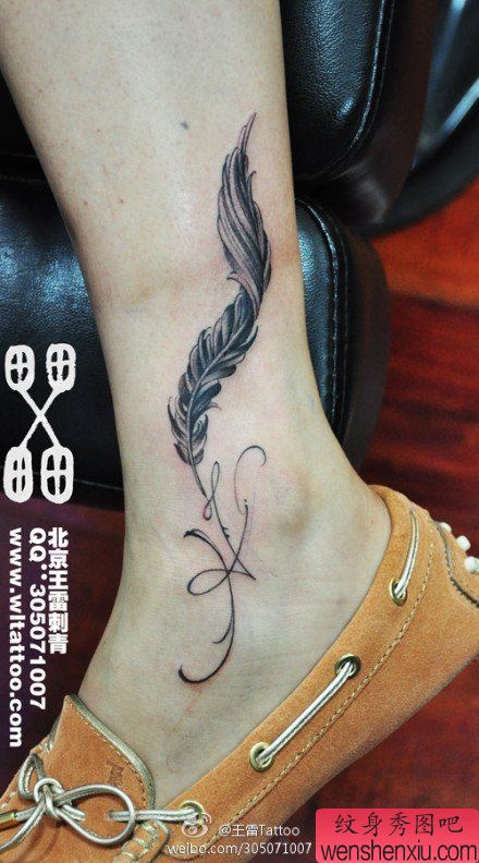 美女腿部唯美时尚的羽毛纹身图案