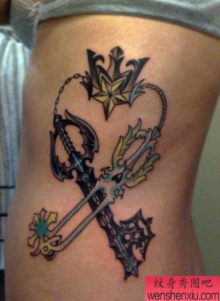 美女侧腰精美的雪花钥匙纹身图案