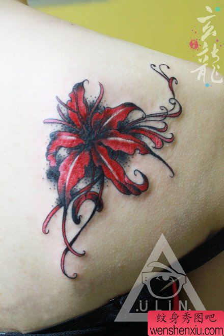 女生后背流行漂亮的彼岸花纹身图案