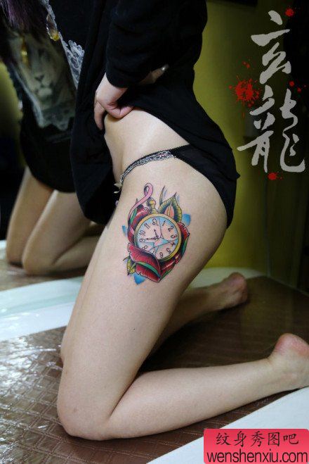 美女腿部流行精美的怀表纹身图案