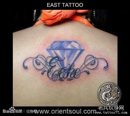 女生后背流行时尚的字母与钻石纹身图案