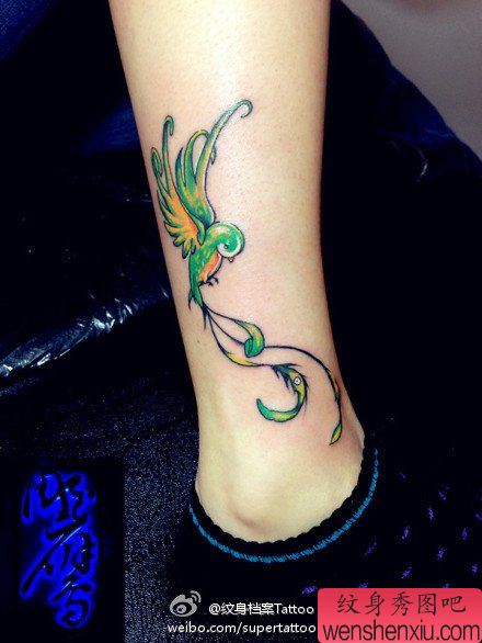 女生腿部小巧的小鸟纹身图案