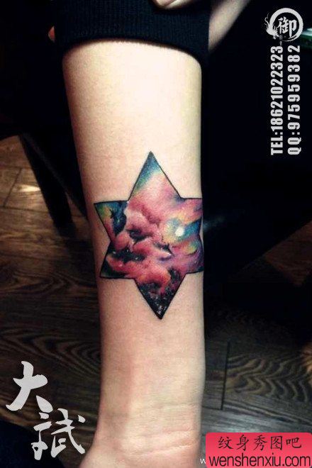 手臂漂亮流行的彩色星空纹身图案
