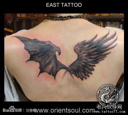 女生后背经典时尚的一般天使一般恶魔翅膀纹身图案